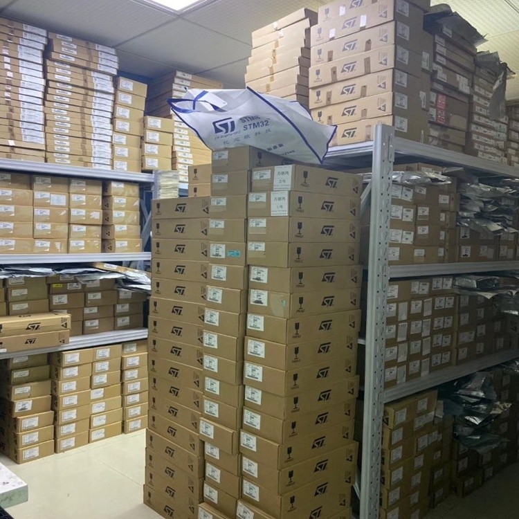 تراشه تنظیم کننده ولتاژ L7824CV لوازم برقی اصلی LM7824 24V 1.5A TO-220 Chuangyunxinyuan
